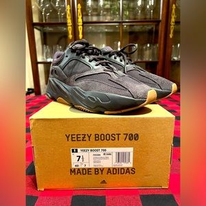 LNWB Yeezy Boost 700 Utility Black Size 7.5 Men’s Like New Original Box